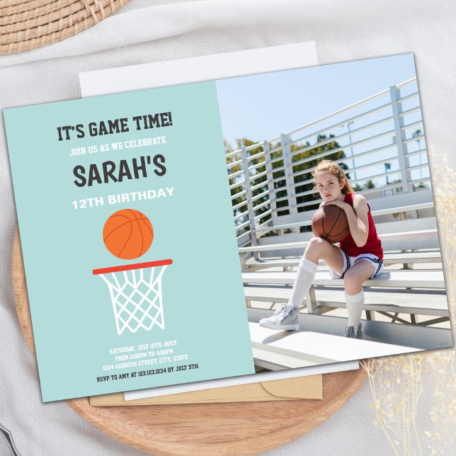 Invitaciones al baloncesto de fondo de luz verde (Green Light Background Basketball Invitations phot)