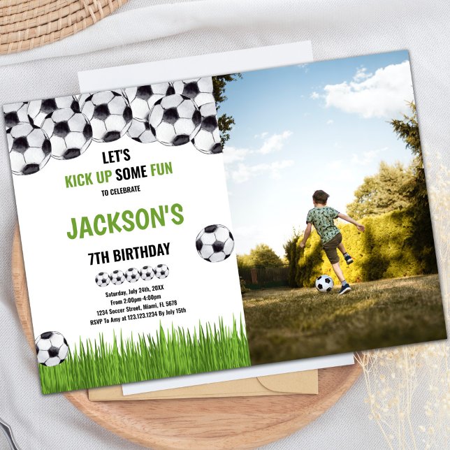 Invitaciones al cumpleaños de Green Ball Soccer co (Green Ball Soccer Birthday Invitations w photo)