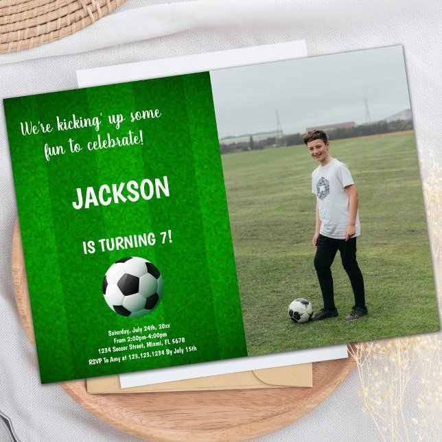 Invitaciones al cumpleaños de Green With Line Socc (Green With Line Soccer Birthday Invitations w phot)