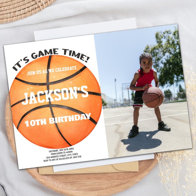 Invitaciones blancas de la bola de baloncesto con  (Full Ball Photo Basketball Ball White Invitations)