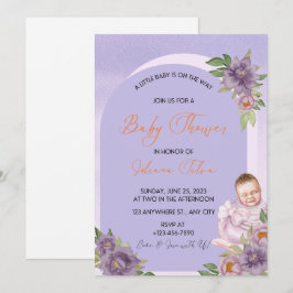 Invitaciones de baby shower florales púrpura.