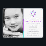 Invitaciones de Bat Mitzvah | Púrpura   Verde azul<br><div class="desc">Fotografía única y moderna invitaciones a Bat Mitzvah. Personalice en línea la foto de su hija y los detalles de Mitzvah. Diseño estrella de David con modernos acentos morados,  verde azulados y plateados.</div>