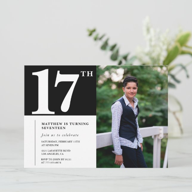 Invitaciones de cumpleaños 17 negras Modernas Chic (Anverso de pie)
