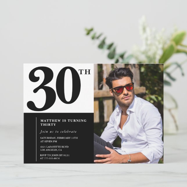 Invitaciones de cumpleaños 30 en foto en blanco y  (Anverso de pie)