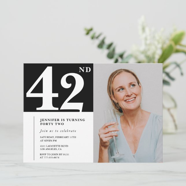 Invitaciones de cumpleaños 42 de Black and White P (Anverso de pie)