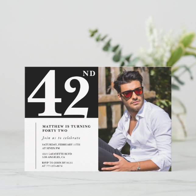 Invitaciones de cumpleaños 42 en blanco y negro Fo (Anverso de pie)