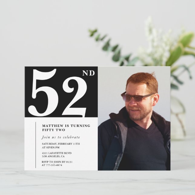 Invitaciones de cumpleaños 52 en blanco y negro Fo (Anverso de pie)