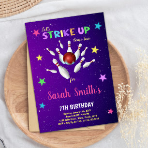 Invitaciones de cumpleaños a la bolera morada lige