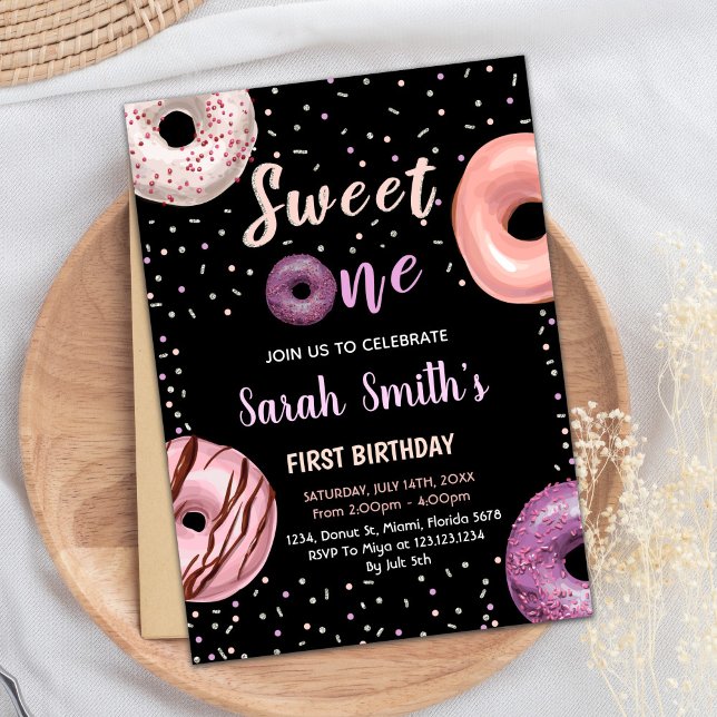Invitaciones de cumpleaños a un donut negro dulce (Sweet One Black Donut Birthday Invitations)