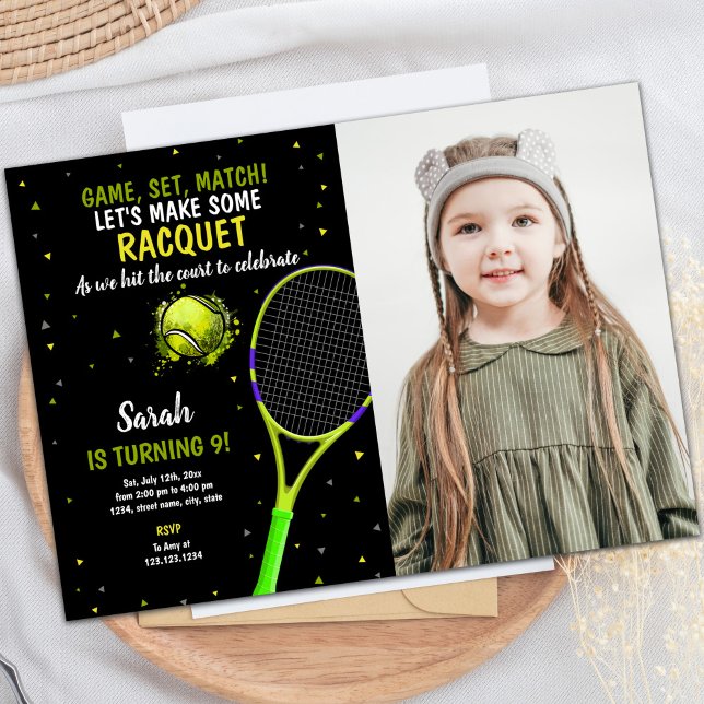 Invitaciones de cumpleaños al tenis de fondo negro (Black Background Tennis Birthday Invitations photo)