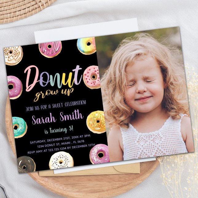 Invitaciones de cumpleaños de Donut para foto de c (Black Pink Photo Donut Birthday Invitations)