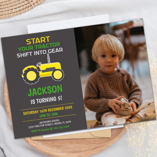Invitaciones de cumpleaños de Tractor amarillo y n (Yellow Black Tractor Birthday Invitations w Photo)