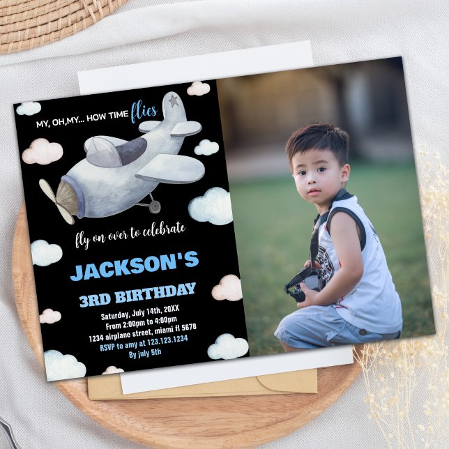 Invitaciones de cumpleaños del avión foto en gris  (Airplane Birthday Invitations Black Gray w Photo)