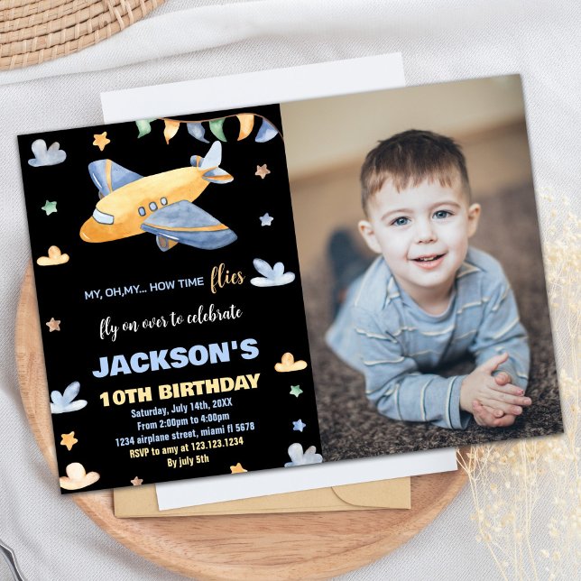 Invitaciones de cumpleaños del avión Gray Black W  (Airplane Birthday Invitations Gray Black W Photo)