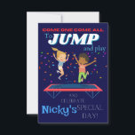 Invitaciones de cumpleaños del parque Kids Jump Tr<br><div class="desc">¡Esta genial y saltante invitación a la fiesta de cumpleaños de los niños en el parque de trampolín es la adición perfecta para cualquier celebración con temática de salto! Con un rico fondo azul marino (personalizable), dos niños saltan al aire en un trampolín y el texto llama a todos los...</div>