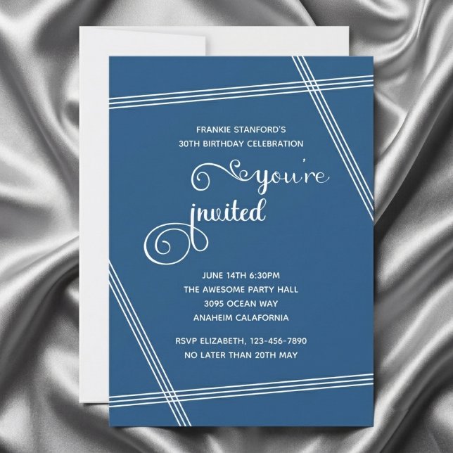 Invitaciones de cumpleaños elegantes y modernas pa (Blue 30th birthday invitation. Grey silk background.)