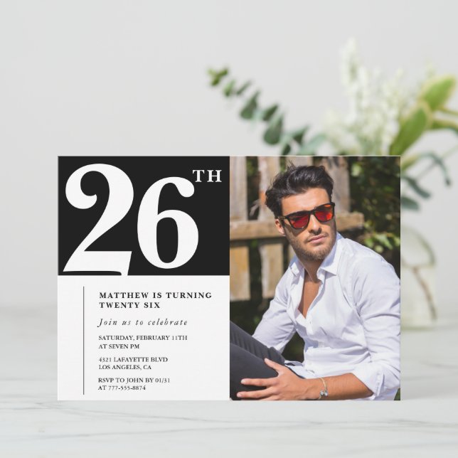 Invitaciones de cumpleaños número 26 en blanco y n (Anverso de pie)