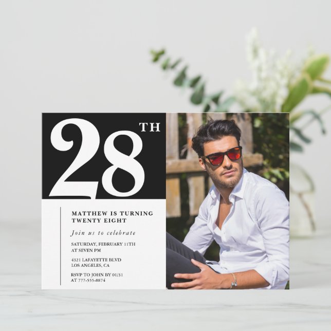 Invitaciones de cumpleaños número 28 en blanco y n (Anverso de pie)