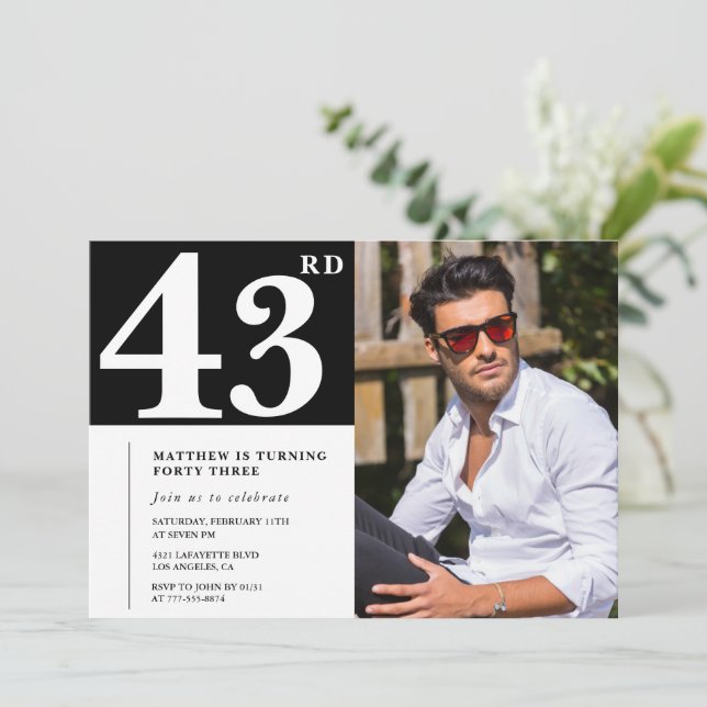 Invitaciones de cumpleaños número 43 en blanco y n (Anverso de pie)
