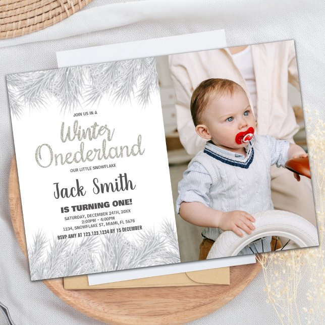 Invitaciones de invierno de ONEderland Foto de vin (Winter ONEderland Invitations Silver Pine Photo)