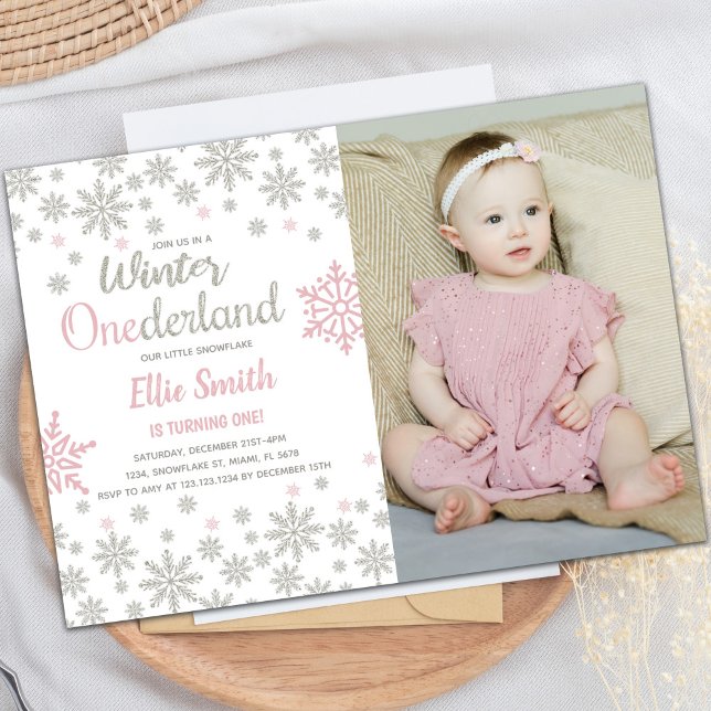 Invitaciones de la fiesta de invierno en el person (Pink Photo SnowFlake Winter Birthday Onederland Invitation)