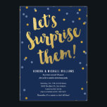 Invitaciones de la pareja a la fiesta sorpresa<br><div class="desc">Invitaciones sorpresa para fiestas de pareja con letras de oro y el titular "Vamos a sorprenderlos". La decoración está compuesta por puntos de confeti dorados y rosas y un fondo azul oscuro. Personalizar el texto inferior para usar en una ducha de bebé, aniversario, fiesta de compromiso o ducha de boda....</div>