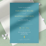 Invitaciones de matrimonio del Diseñador azul turq<br><div class="desc">Anuncie su gran día con estas invitaciones nupciales de diseño, una elección elegante, minimalista para parejas que planean un tema turquesa de micro bodas. Con una piña estampada en un Relieve metalizado de oro real sobre un vibrante fondo azul turquesa, esta invitación a una boda de Relieve metalizado dorado personalizado...</div>