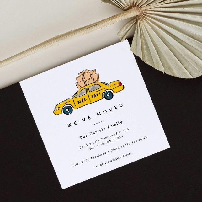 Invitaciones en movimiento de la plaza de taxis am (Hand-drawn NYC yellow taxi illustration for a square New York City moving announcement card.)