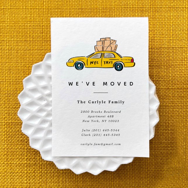 Invitaciones en movimiento de taxis amarillos de N (Hand-drawn NYC yellow taxi illustration for a New York City moving announcement card.)