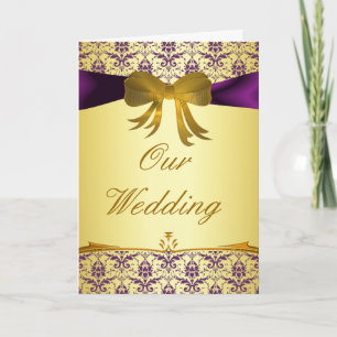 Invitaciones púrpuras adornadas de la boda del