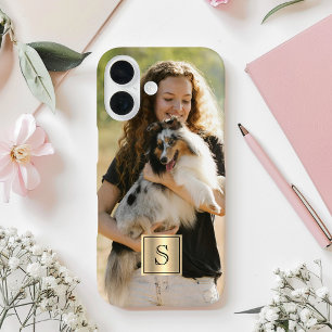iPhone 16 Funda con marco dorado y monograma negro para foto