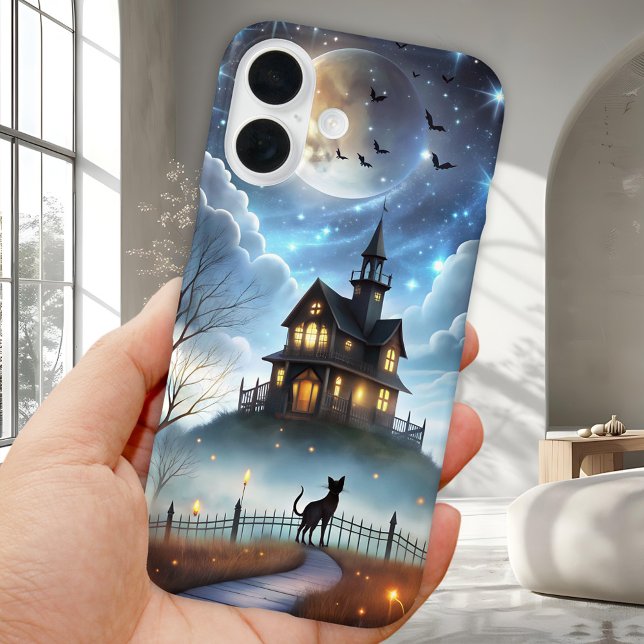 iPhone 16 Funda de teléfono de Halloween de gato negro miste (Mysterious Halloween phone case featuring a black cat looking at a spooky house, the moon and bats)