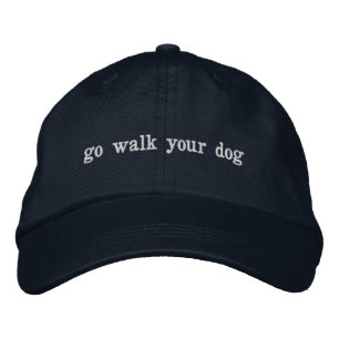 ir a caminar con la gorra de perro