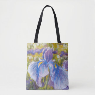 Iris azul y lirios púrpuras en la bolsa de asas