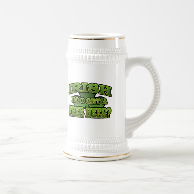 Irlandés consigo una taza de cerveza libre (Derecha)