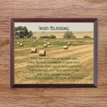 Irlandeses bendicen heno bales en una placa de cam<br><div class="desc">Placa de pared de madera que muestra la foto de un campo de granja lleno de balas de heno junto con una tradicional Bendición irlandesa impresa en letras verdes celtas. Seleccione su tamaño de placa de pared. ¡Hace un regalo para la familia y los amigos!</div>