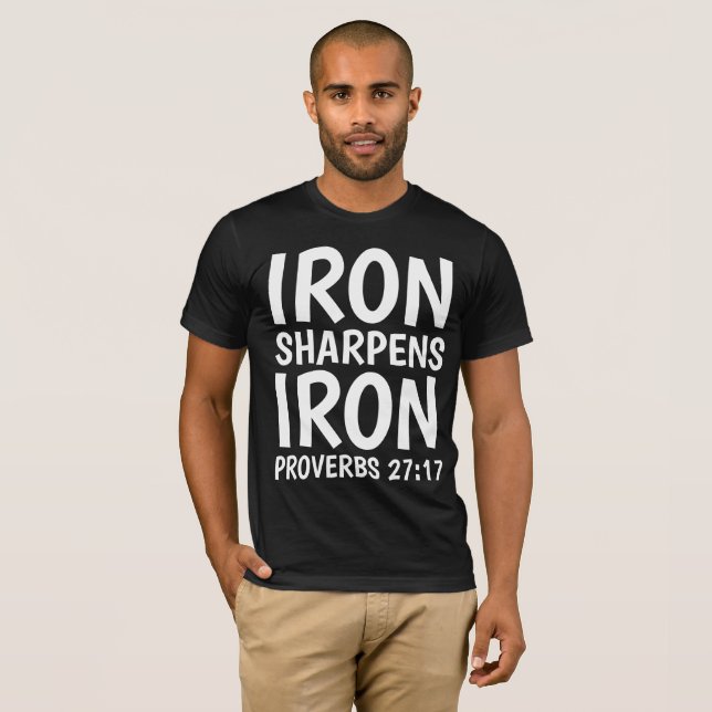 IRON SHARPENS PROVERBS DE HIERRO 27:17 camisetas (Anverso completo)