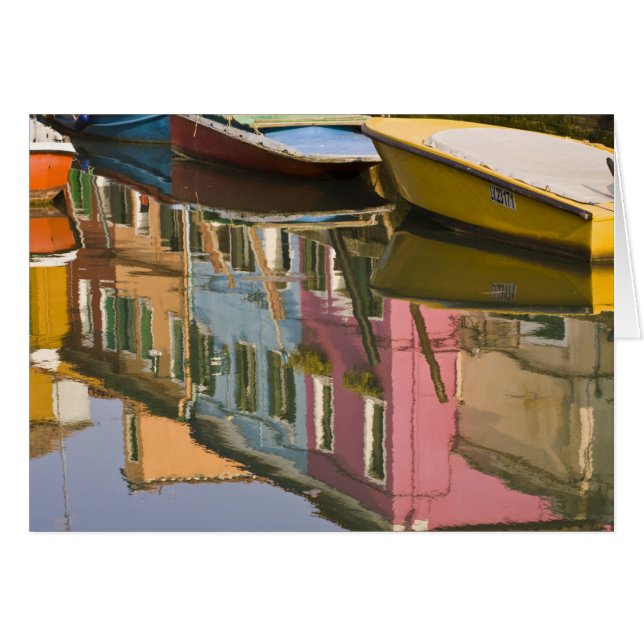 Italia, Burano. Barcos en un canal con (Anverso (Horizontal))