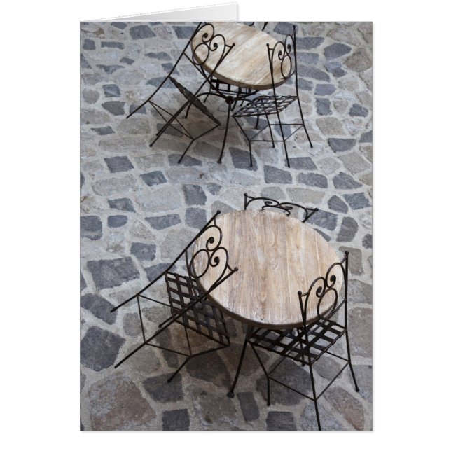 Italia, Cerdeña, Castelsardo. Mesas de café. (Frente)