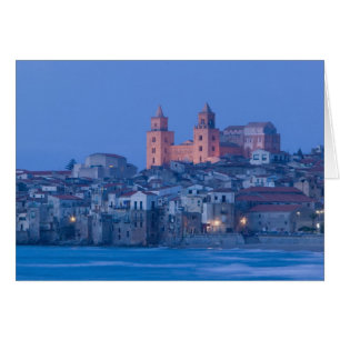 Italia, Sicilia, Cefalù, Vista con Duomo desde