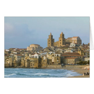 Italia, Sicilia, Cefalu, Vista con el Duomo desde 
