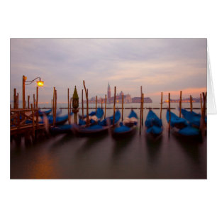 Italia, Venecia. Gondolas ancladas al anochecer.