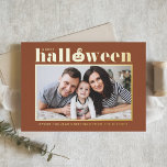 Jack-o'-lantern Terracotta Foto Halloween<br><div class="desc">¡Feliz Halloween! Envíe saludos de Halloween a la familia y amigos con esta tarjeta de personalizable de Halloween. Presenta una tipografía retro audaz y un acento de calabaza sobre un fondo de terracota. Personalice agregando sus detalles. Esta tarjeta de fotos de Relieve metalizado dorado de Halloween está disponible en otros...</div>