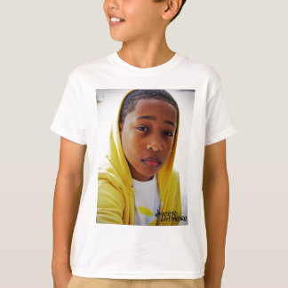 Jacob Latimore en camiseta amarilla