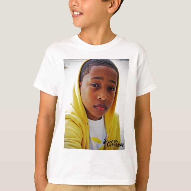 Jacob Latimore en camiseta amarilla (Anverso)