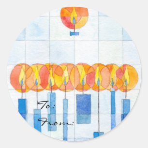 Jánuca colgante mira al trasluz la etiqueta del