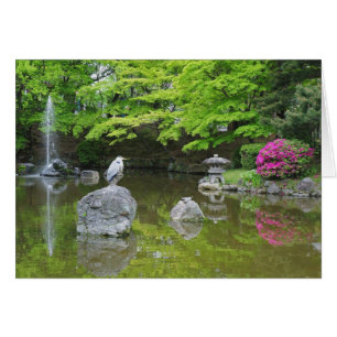 Japón, Kyoto. Garza entre hojas verdes frescas