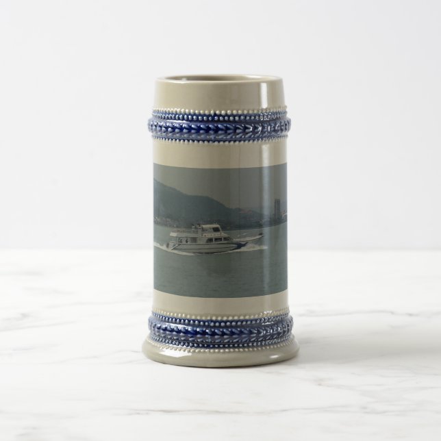 Jarra De Cerveza Barco de crucero en Gris Tamsui/Azul 22 oz Stein (Centro)