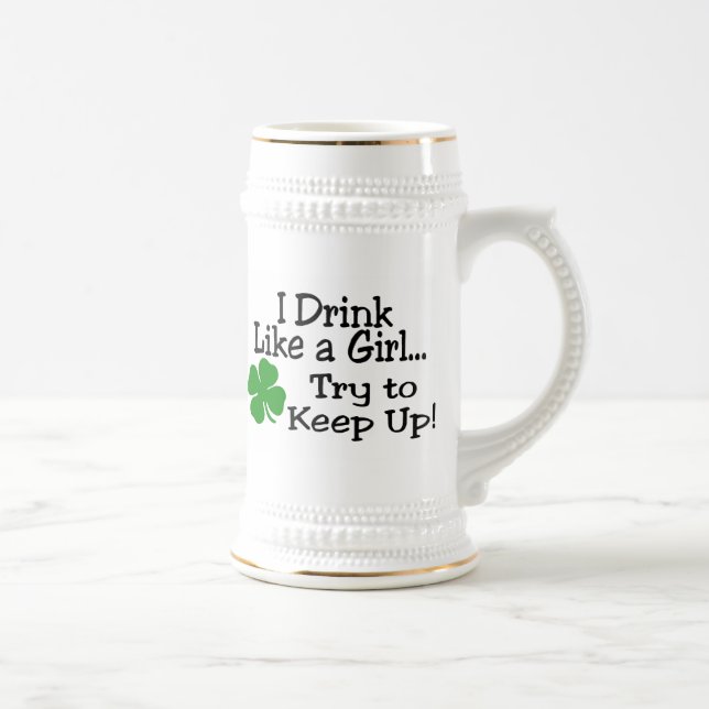 Jarra De Cerveza Bebo como un intento del chica para continuar (Derecha)