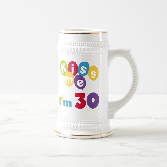 Jarra De Cerveza Bésame soy camisetas y regalos de cumpleaños (Derecha)